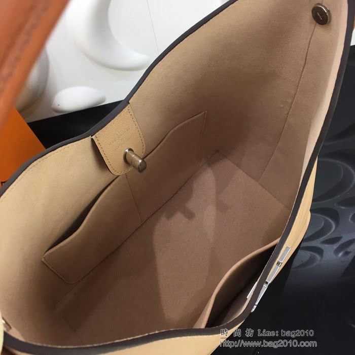 路易威登LV女包 頂級原單 M44330 柔軟小牛皮包 Lockme Hobo手袋 銀色LV旋扣 可手提 肘挎 肩背  ydh2597